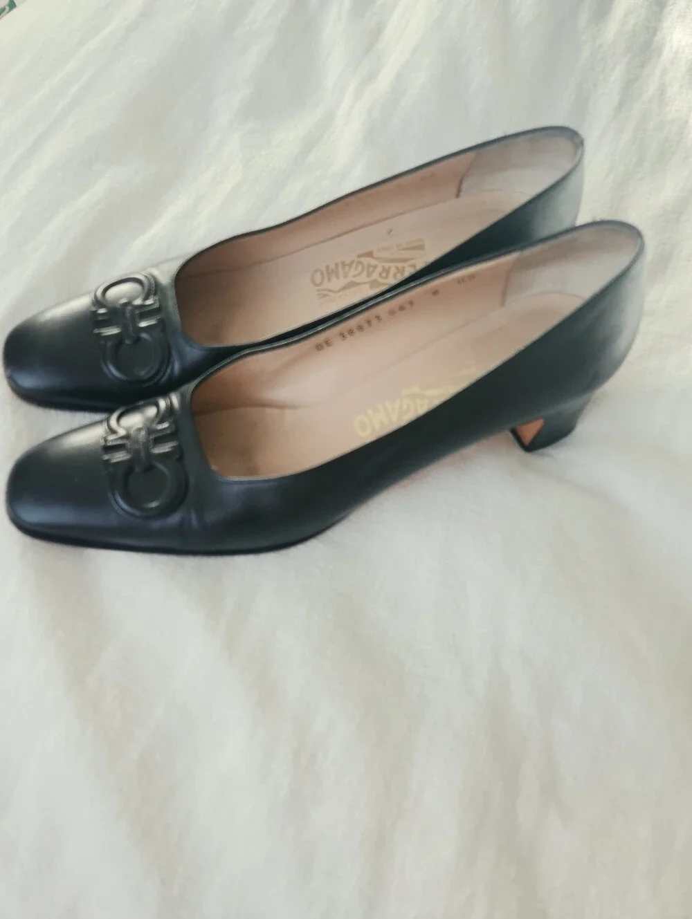 Salvatore Ferragamo Black Leather Logo-Accent Block Heel / Pumps Sz 8